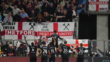 Alkmaar (Netherlands), 18/05/2023.- WestHam United FC celebrates the 0-1 of Pablo Fornals of West Ham United FC during the UEFA Europa Conference League semi final second leg soccer match between AZ Alkmaar and West Ham United FC at AFAS stadium in Alkmaar, Netherlands, 18 May 2023. (Países Bajos; Holanda) EFE/EPA/ED VAN DE POL