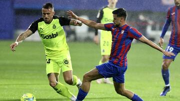 Aleix García, jugador del Girona CF, conduce el balón durante el partido ante la SD Eibar de LaLiga SmartBank.