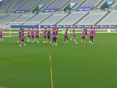 Laporta, presente en el primer entrenamiento en Japón