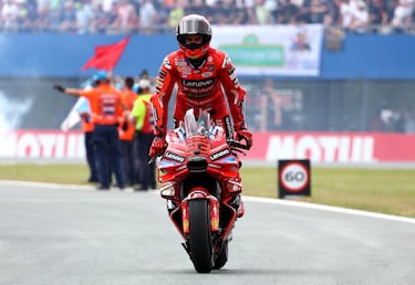 Marc Márquez celebra su victoria en el GP de Países Bajos. Tercera victoria en Moto GP del catalán en el mítico circuito holandés. 