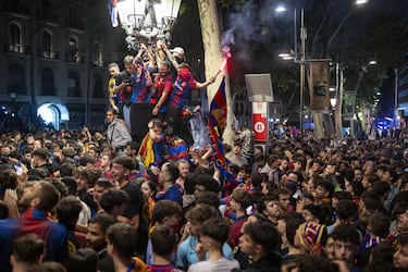 Cientos de aficionados del Fútbol Club Barcelona celebran en la fuente de Canaletas, uno de los lugares emblemáticos de la ciudad, la conquista de LaLiga 2025 tras la victoria 2-0 sobre el RCD Espanyol.