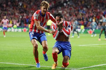 Giménez celebra efusivamente su gol junto a Marcos Llorente.