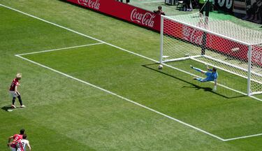 Yusuke Matsuo recorta la distancia en el marcador desde el punto de penalti. 2-1 para los buonaerenses.