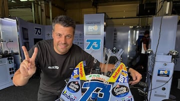 José Luis Carrión con la moto de Álex Márquez tras el segundo de Alemania.