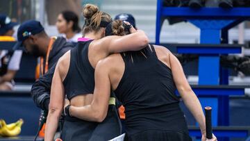 Paula Badosa y Aryna Sabalenka, abrazadas después del partido.