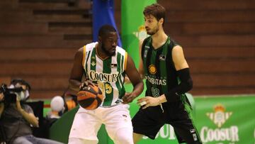 Ndoye, con el Betis, ante Tomic,.