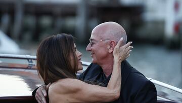 Amazon founder Jeff Bezos and his wife Lauren Sanchez Bezos embrace, as they leave on a boat from Aman Venice hotel, on the third day of their wedding festivities, in Venice, Italy, June 28, 2025. REUTERS/Guglielmo Mangiapane