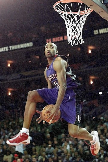 En 1998 los Toronto Raptors se hicieron con Vince Carter en la noche del draft, iniciando así la carrera de uno de los jugadores más impresionantes que han pisado una pista en la NBA. “Vinsanity” compitió en la liga durante 22 temporadas, en lo que es todavía la trayectoria más extensa en lo que a temporadas se refiere en la historia. Durante su carrera Vince fue elegido 8 veces para disputar el juego de las estrellas además de estar incluido en dos temporadas en los mejores quintetos del año, pero quizás el momento más recordado de su carrera fue su victoria en el concurso de mates del 2000, dejándonos con postales que son imborrables en la historia de la competición.
