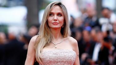 Angelina Jolie posa en la alfombra roja durante su llegada a la proyección de la película "Eddington".