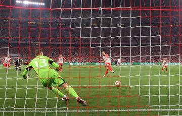 2-1. El delantero inglés no falla y engaña a Lunin. El nueve manda en balón a su izquierda y el portero ucraniano se vence justo al lado contrario.