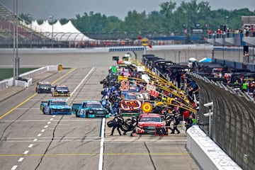 La NASCAR es una de liccwin247.competiciones más espectaculares del automovilismo, puro show norteamericano. Los repostajes y cambios de ruedas son uno de los momentos álgidos de cada carrera, como muestra esta imagen de la Craftsman Truck Series, tercera categoría del certamen. Encontrar el sitio adecuado en ocasiones es de lo más complicado.