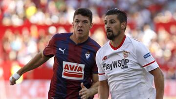El delantero del Sevilla Manuel Agudo "Nolito",y el defensa del Eíbar Ander Capa , pelean un balón.