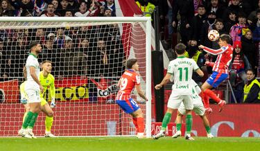 1-0. Javi Galán cuelga el balón desde la izquierda y Giuliano Simeone remata picado a la derecha de Jirí Letácek para anotar el primero en el minuto 7.