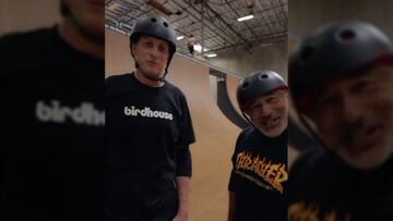 Dos leyendas del skate como Tony Hawk y Steve Caballero mirando a cámara en el Vert del skater estadounidense.
