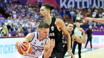 Katowice (Poland), 30/08/2025.- Martin Hermannsson (L) of Iceland and Ismael Bako (R) of Belgium in action during the FIBA EuroBasket 2025 group D basketball match between Iceland and Belgium, in Katowice, Poland, 30 August 2025. (Baloncesto, Bélgica, Islandia, Polonia) EFE/EPA/Jarek Praszkiewicz POLAND OUT