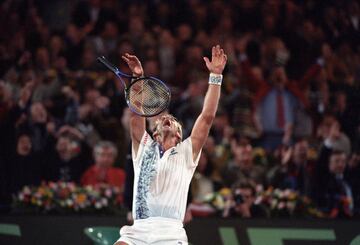 Especialista en tierra batida, ganó Roland Garros en 1995 y fue número 1 del mundo en 1996. En 1989 sufrió un grave accidente del que regresó tras meses de rehabilitación. Ganó 44 títulos ATP y tuvo una racha de 40 victorias seguidas en 1995. Sin embargo, Wimbledon fue siempre su gran asignatura pendiente: disputó el torneo en 4 ocasiones y nunca ganó un partido.