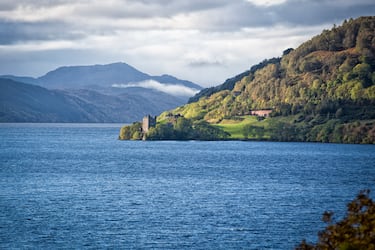 Famoso por la leyenda del monstruo, pero también por su belleza y paisajes misteriosos.