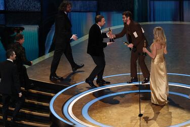 Matiss Kaza, Ron Dyens y Gregory Zalcman y Gints Zilbalodis reciben el Oscar de manos de Andrew Garfield junto a Goldie Hawn por la película 'Flow, un mundo que salvar'.