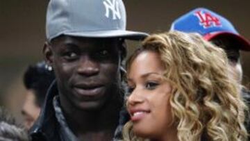 Mario Balotelli junto a su ya ex pareja, Fanni Neguesha.