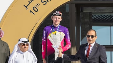 El ciclista del Burgos Burpellet BH Josh Burnett posa en el podio como segundo clasificado de la general del Tour de Sharjah.