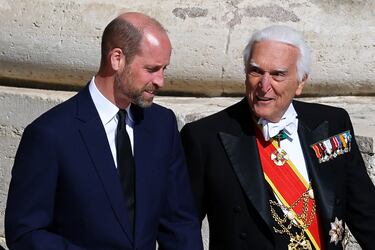 El príncipe Guillermo de Gran Bretaña camina antes de la misa funeral del Papa Francisco, en el Vaticano.