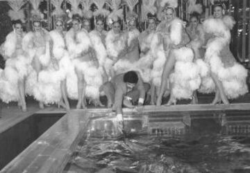 Mark Spitz muy bien acompañado.