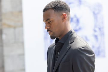 Ryan Gravenberch llega al funeral de Diogo Jota y su hermano André Silva en la Igreja Matriz de Gondomar el 5 de julio de 2025 en Gondomar, Portugal.