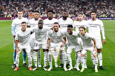 Once del Real Madrid con una camiseta 'todos somos Valencia' en memoria de todas las víctimas a causa de la DANA. Lunin, Militao, Tchouameni, Rüdiger, Valverde, Bellingham, Lucas Vázquez, Mendy, Mbappé, Vinicius y Modric.