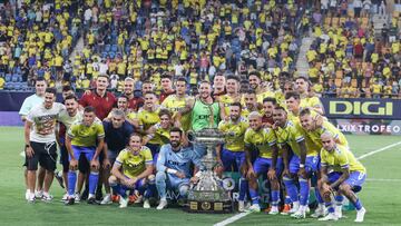 EL Cádiz con su trofeo Carranza.