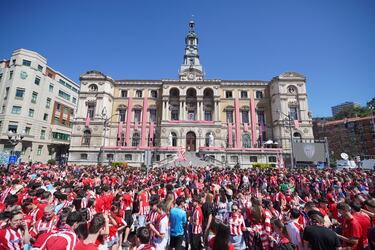 Cientos de seguidores esperan a los jugadores del Athletic en el Ayuntamiento.