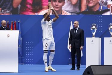 Kylian Mbappé aplaude a la afición madridista junto al presidente Florentino Pérez. 