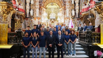 El Granada CF realizo la tradicional ofrenda floral a la patrona de la ciudad, la Virgen de las Angustias.