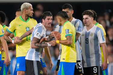 Duelo entre Rodrigo De Paul y Raphinha durante el partido de clasificación sudamericano para la Copa Mundial de la FIFA 2026 entre Argentina y Brasil en el Estadio Monumental Antonio Vespucio Liberti.