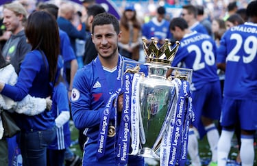 Hazard, a los 32 años y tras 4 años de calvario de lesiones con el Real Madrid, rescindió su contrato con el conjunto blanco. Había llegado a él procedente del Chelsea, con el que vivió su mejor época en las siete temporadas que estuvo allí. Había sobresalido anteriormente con el Lille, lo que le catapultó definitivamente a la élite europea. 
Fue campeón de liga en Francia, dos veces de la Premier con el Chelsea y otras dos veces de Liga con el Madrid. En el Bernabéu, pese a estar muy lejos de su nivel máximo, conquistó también su única Champions, la de 2022. 