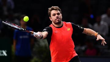 Stan Wawrinka devuelve una bola a Jan-Lennard Struff durante su partido en el Masters 1.000 de París-Bercy.