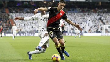 Velázquez, del Rayo Vallecano, ante el Real Madrid.