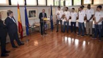 El ministro Íñigo Méndez de Vigo, en el centro, durante la recepción al equipo Quesos Cerrato Palencia por si victoria en la Leb Oro.