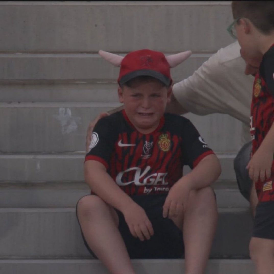 ‘Premio’ para el niño viral que lloró por el arbitraje del Mallorca-Barça