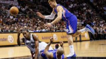 Kawhi Leonard recibe la falta de Dahntay Jone con Blake Griffin en segundo plano.