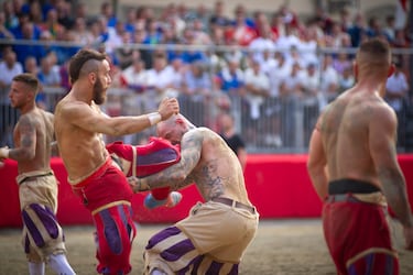 Se juega en la Piazza Santa Croce, que se cubre de arena para la ocasión. El campo es rectangular, con una red de gol que abarca todo el ancho en cada extremo.