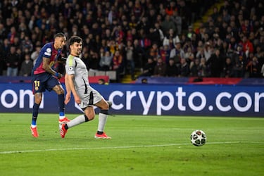Un Raphinha en estado de gracia y volvió a dejar una espectacular definición para anotar el 3-1 de su equipo.