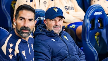 Paco López junto a su hermano, Toni López, en el banquillo del Nuevo Mirandilla en el enfrentamiento del Cádiz frente al Eldense en la segunda ronda de la Copa del Rey en la noche de hoy.