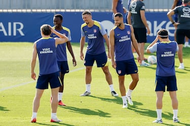 Hancko y Lenglet con el grupo durante el entrenamiento. 
 