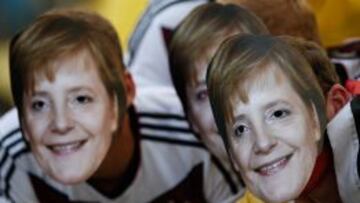 Aficionados alemanes, con la máscara de Angela Merkel durante un partido del Mundial.