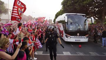 Recibimiento de la afición del Almería al equipo antes del partido contra el Alcorcón.