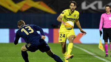 Villarreal's Spanish defender Alfonso Pedraza (C) kicksthe ball during the UEFA Europa League quarter-final football match between Dinamo Zagreb and Villarreal CF at the Maksimir Stadium in Zagreb on April 8, 2021. (Photo by Denis LOVROVIC / AFP)