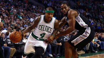 Isaiah Thomas y Kawhi Leonard, durante un partido en noviembre de 2015.