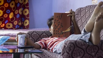 Si prefieres quedarte en casa antes que salir con los amigos, la psicología dice que tienes estos rasgos comunes