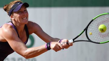 Madison Brengle devuelve una bola ante Timea Bacsinszky durante su partido de Roland Garros 2017.