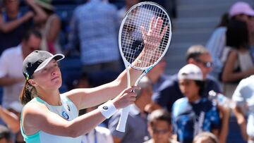 Iga Swiatek saluda al público de la Arthur Ashe en Nueva York.